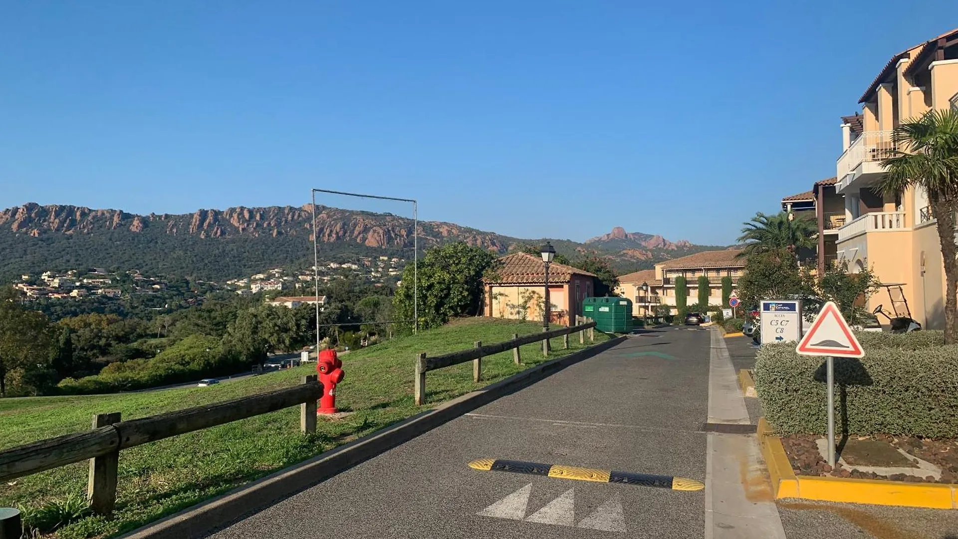 Apartment Cap Esterel Studio 4 Pers Equipe, Belle Vue Golf, Centre Village Pierre & Vacances , Parking Inclu Et 5 Piscines Acces Gratuit, Clim, Wifi, Tv, Lave-Vaisselle Et Lave-Linge,Four, Plancha Saint-Raphael